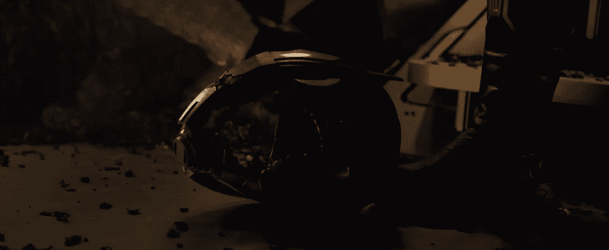 Un casque Ant-Man brisé repose sur le sol dans Ant-Man &  la Guêpe : Quantumania. 