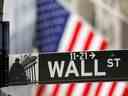 Un panneau de Wall Street à l'extérieur de la Bourse de New York.