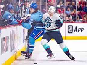 Michael Pezzetta des Canadiens est éliminé de la rondelle par Eili Tolvanen des Seattle Kraken lors de la troisième période du match de la Ligue nationale de hockey à Montréal le lundi 9 janvier 2023.