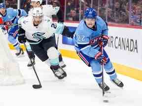 Cole Caufield des Canadiens est poursuivi par Carson Soucy des Seattle Kraken lors de la première période d'un match de la Ligue nationale de hockey à Montréal le lundi 9 janvier 2023.