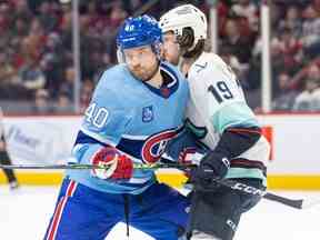 Joel Armia des Canadiens de Montréal s'appuie sur Jared McCann de Seattle Kraken lors de la première période d'un match de la Ligue nationale de hockey à Montréal le lundi 9 janvier 2023.