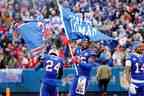 Kaiir Elam et Taiwan Jones des Buffalo Bills agitent des drapeaux pour soutenir leur coéquipier Damar Hamlin au Highmark Stadium avant un match contre les New England Patriots le 08 janvier 2023 à Orchard Park, New York.