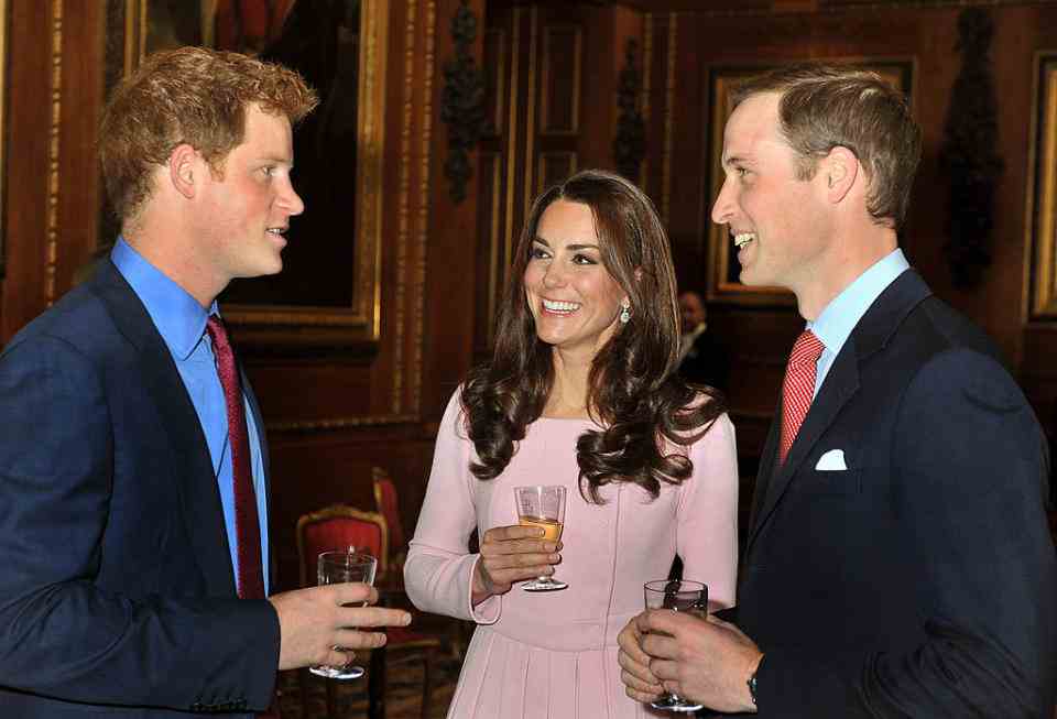 Le prince Harry a partagé ses premières réflexions sur Kate Middleton dans son livre, Spare.  Photographié ensemble en 2012. (Getty Images)