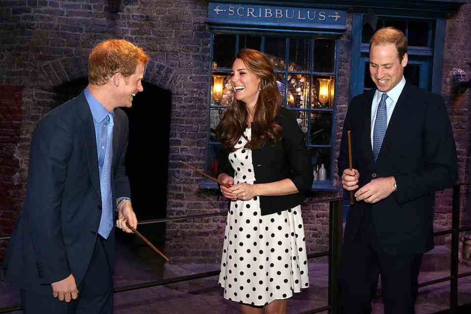 Kate, William et Harry rigolent avec des baguettes aux studios Warner Bros. en 2013. (Getty Images)