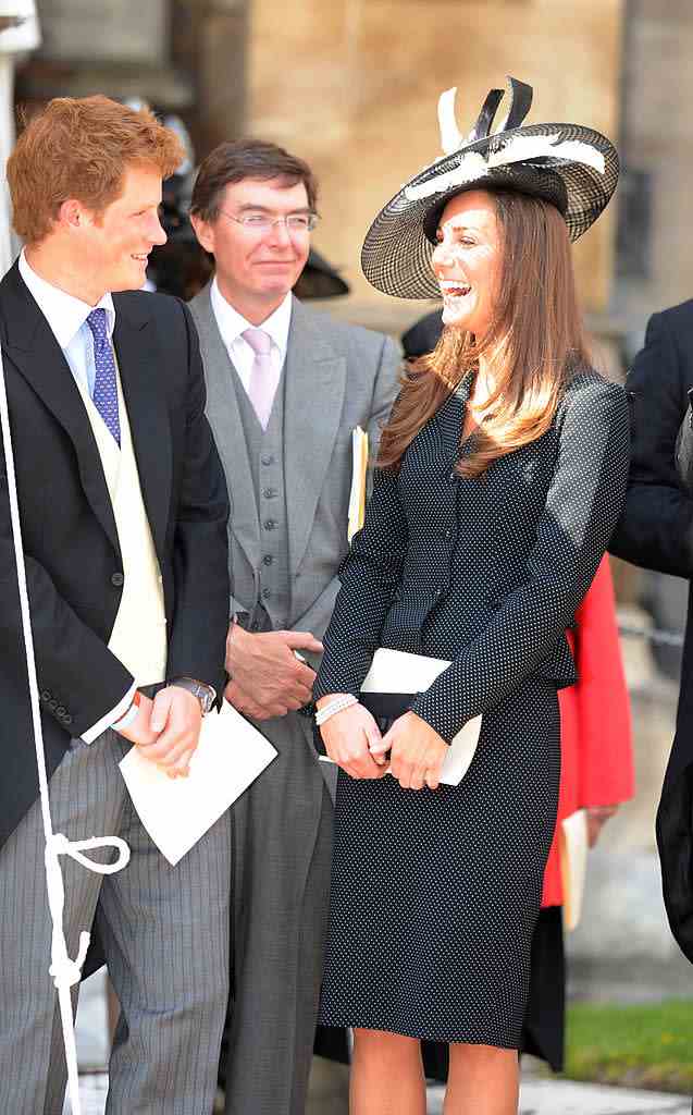 Le prince Harry partage une blague avec la petite amie du prince William, Kate Middleton, alors qu'ils regardent la procession de l'Ordre de la jarretière au château de Windsor le 16 juin 2008. (Getty Images)