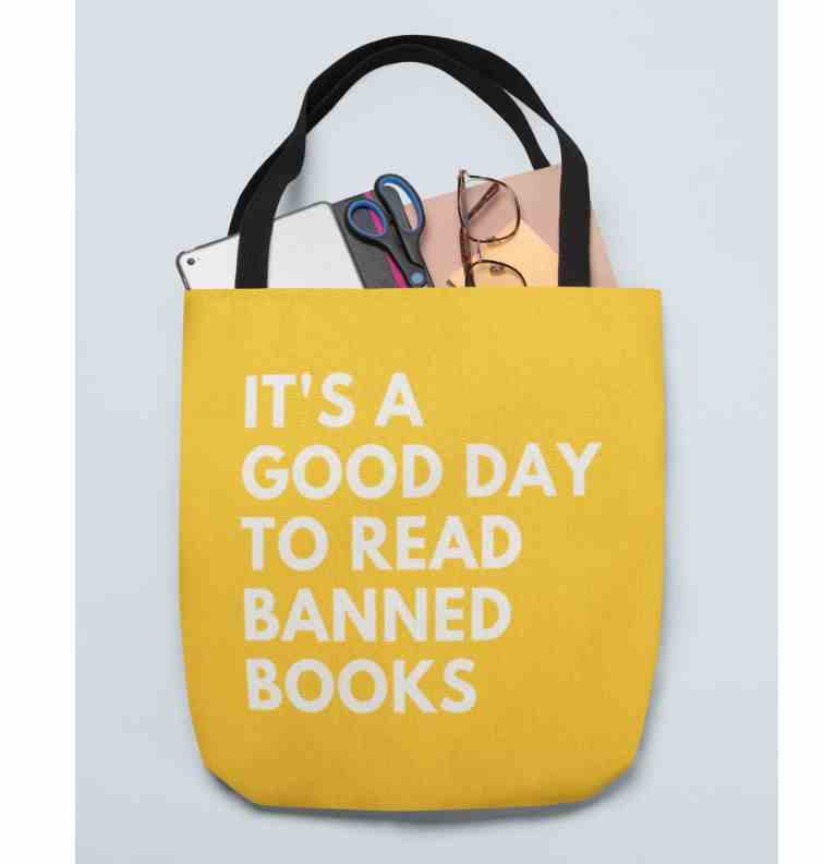 Image d'un sac fourre-tout jaune vif avec un texte blanc qui dit "c'est une bonne journée pour lire des livres interdits."