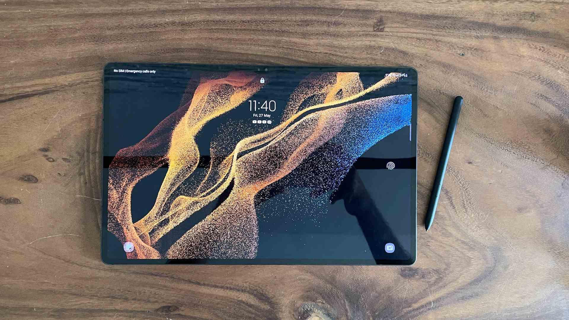 Un Samsung Galaxy Tab S8 Ultra sur une surface en bois