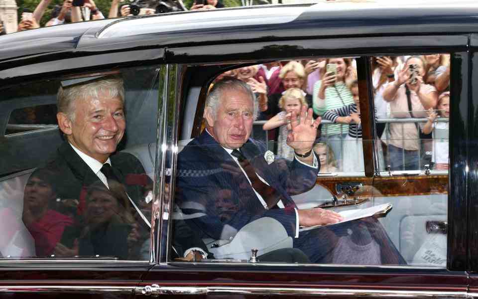 Sir Clive aux côtés du roi Charles à leur arrivée au palais de Buckingham après la cérémonie du Conseil d'adhésion - REUTERS/Henry Nicholls
