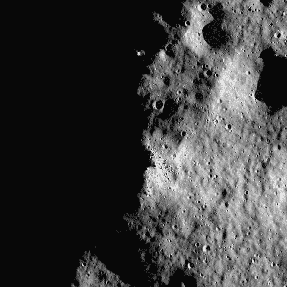 Une partie de la première image de Lunar Reconnaissance Orbiter acquise en 2009. Cette région montre le bord du cratère Shackleton près du pôle sud lunaire.
