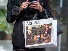Une femme avec un sac Aritzia à Toronto.