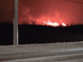 Une capture d'écran d'une vidéo publiée sur Twitter d'un incendie à St. Catharines le 12 janvier 2023.