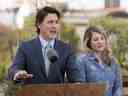 La ministre des Affaires étrangères, Mélanie Joly, écoute le discours du premier ministre Justin Trudeau lors d'une conférence de presse, mercredi à Mexico, au Mexique, le 11 janvier 2023.