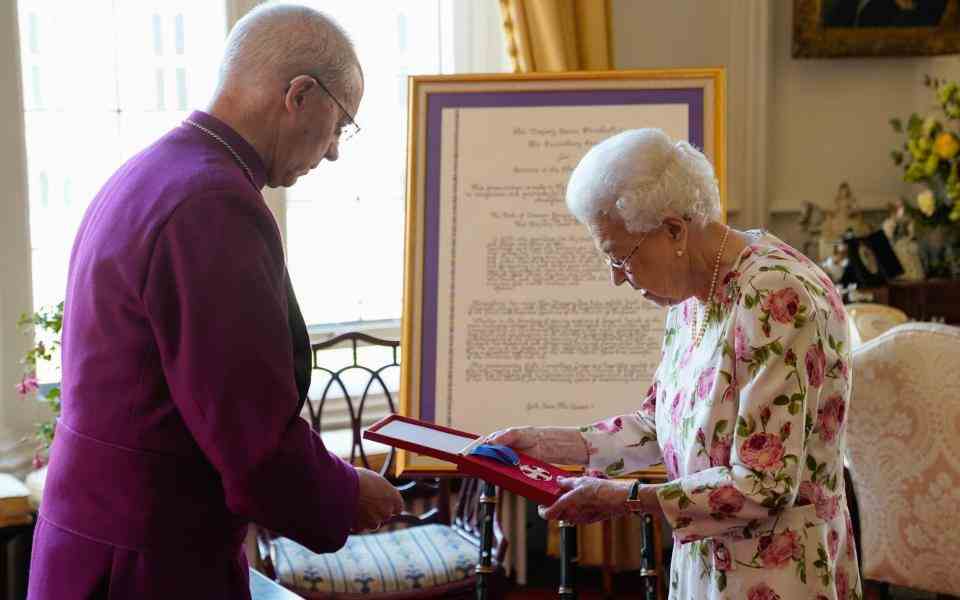 Justin Welby présente à la reine Elizabeth II la croix de Canterbury – Andrew Matthews/PA