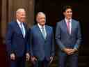 Le président mexicain Andres Manuel Lopez Obrador (C) se tient à côté du président américain Joe Biden (L) et du premier ministre canadien Justin Trudeau, à Mexico, le 10 janvier 2023 lors du Sommet des Trois Amigos