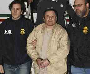 Bienvenue aux États-Unis !  El Chapo arrive dans un avion après avoir été extradé du Mexique.  THE ASSOCIATED PRESS