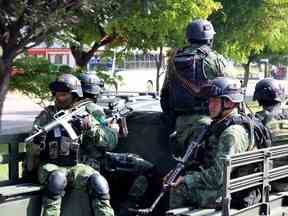 Des membres d'une unité spéciale de l'armée mexicaine effectuent une patrouille dans le cadre d'une opération visant à renforcer la sécurité après que des hommes armés du cartel se sont affrontés avec les forces fédérales, ce qui a entraîné la libération d'Ovidio Guzman de détention, le fils du baron de la drogue Joaquin 