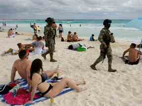 Des membres de la Marine patrouillent dans une station balnéaire dans le cadre de la sécurité des vacances dans la zone touristique de Cancun par le gouvernement de Quintana Roo, au Mexique, le 5 décembre 2021.