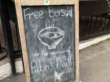 À l'entrée des cafés, des panneaux avertissent que les expressions de sentiments pro-Poutine vous feront expulser.