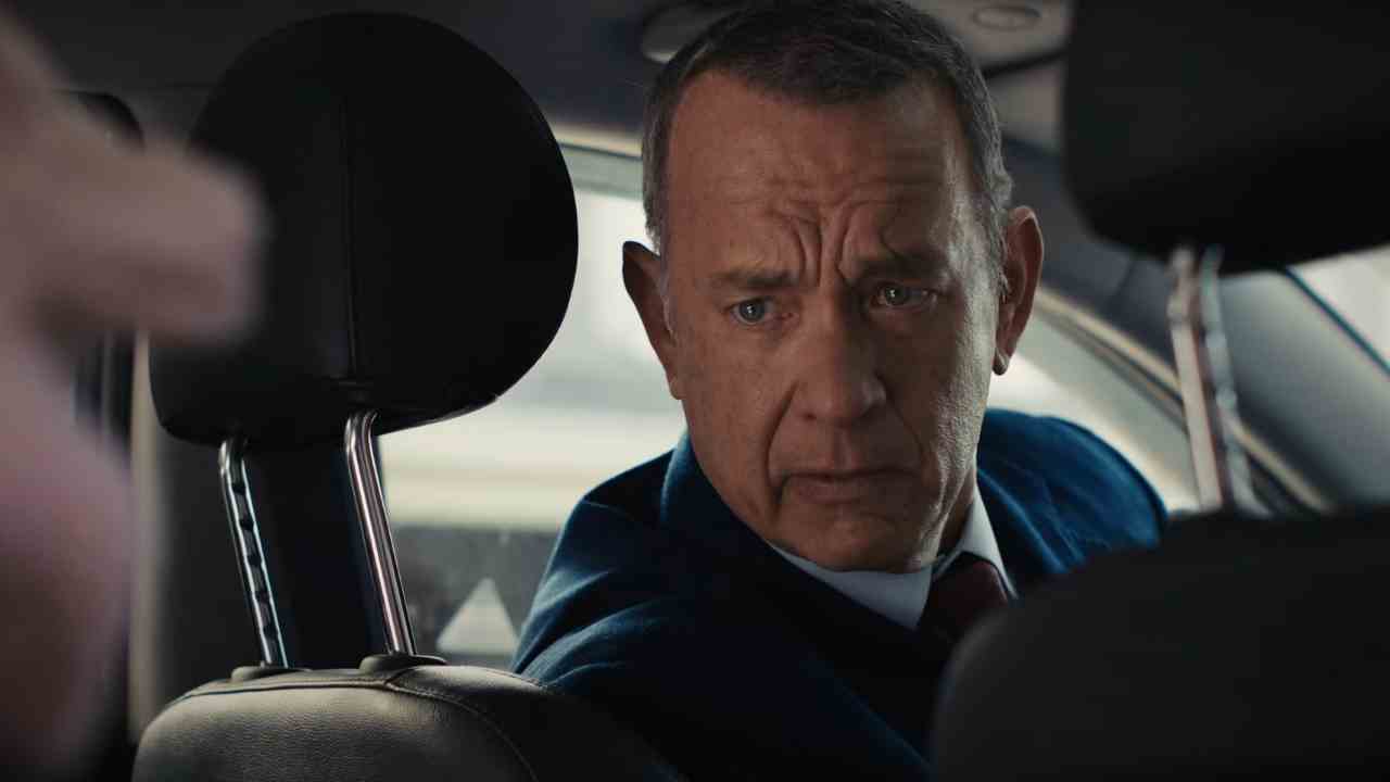 Tom Hanks regarde en arrière depuis le siège du conducteur dans A Man Called Otto.