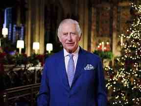 Le roi Charles III délivre son message lors de l'enregistrement de sa première émission de Noël dans le Quire de la chapelle Saint-Georges au château de Windsor en décembre.