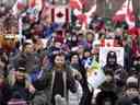 Une foule de quelques milliers de personnes s'est rassemblée pour soutenir le mouvement du convoi de la liberté à Montréal le 12 février 2022.