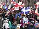 Une foule de quelques milliers de personnes se rassemble pour soutenir le convoi de camionneurs à Montréal le 12 février 2022. 