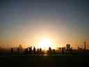 Les gens regardent le lever du soleil depuis le sommet de Primrose Hill à Londres, en Grande-Bretagne. 