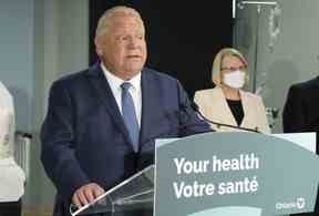 Le premier ministre de l'Ontario, Doug Ford, fait une annonce sur les soins de santé dans la province avec la ministre de la Santé, Sylvia Jones, à Toronto, le lundi 16 janvier 2023. LA PRESSE CANADIENNE/Frank Gunn