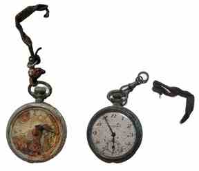 Une montre trouvée avec les restes du Cpl.  Percy Howart.  La montre a ensuite été restaurée (à droite) par Christian Cousin de la Commonwealth War Graves Commission.