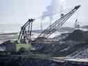 Une drague géante fonctionne dans la mine de charbon de Highvale pour alimenter la centrale électrique voisine de Sundance près de Wabamun en 2014. La centrale a depuis été convertie au gaz naturel.