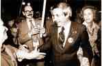Le premier ministre Peter Lougheed et son épouse Jeanne célèbrent la première réélection du Parti progressiste-conservateur le 26 mars 1975.