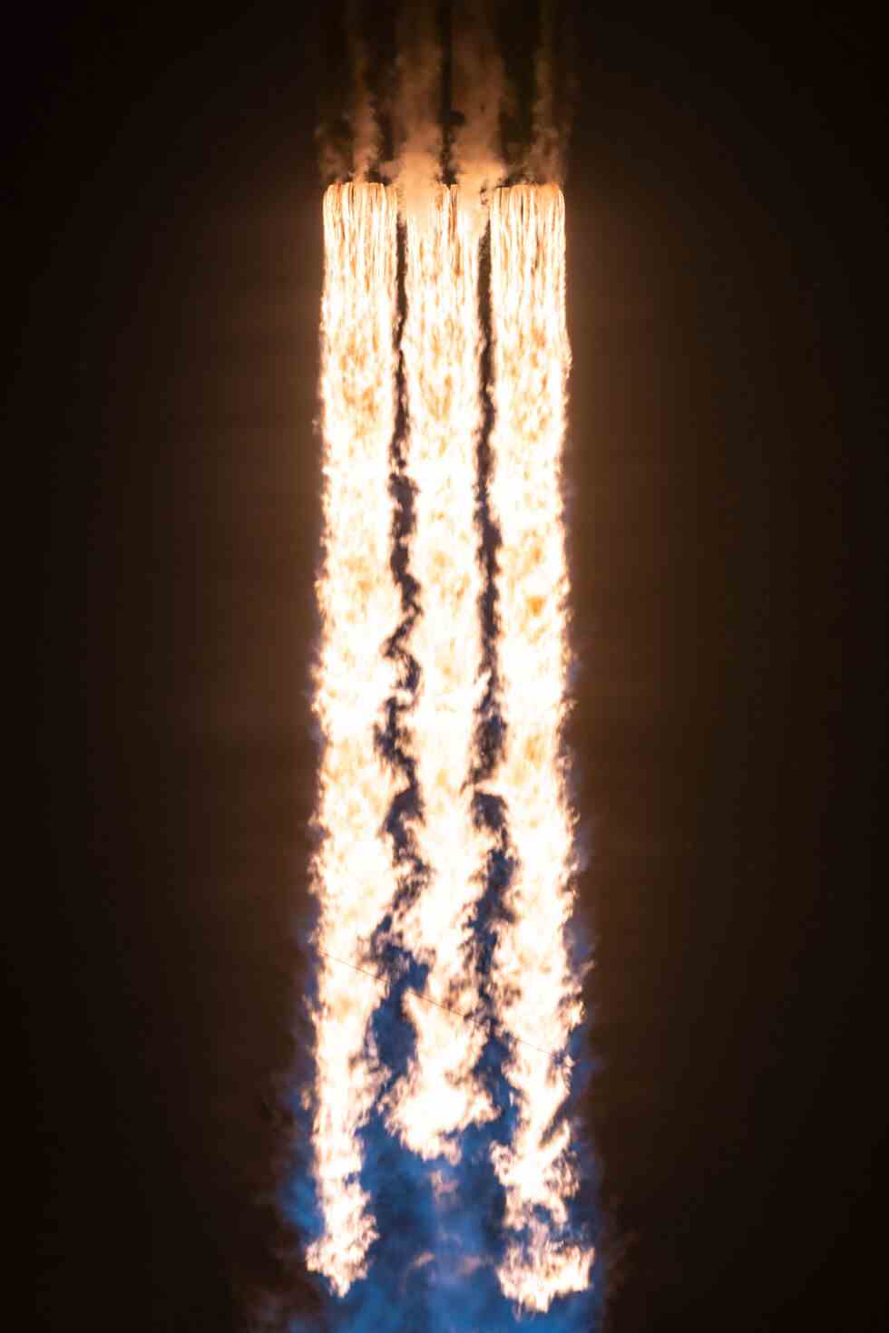 Vingt-sept moteurs Merlin propulsent le premier étage de la fusée Falcon Heavy.