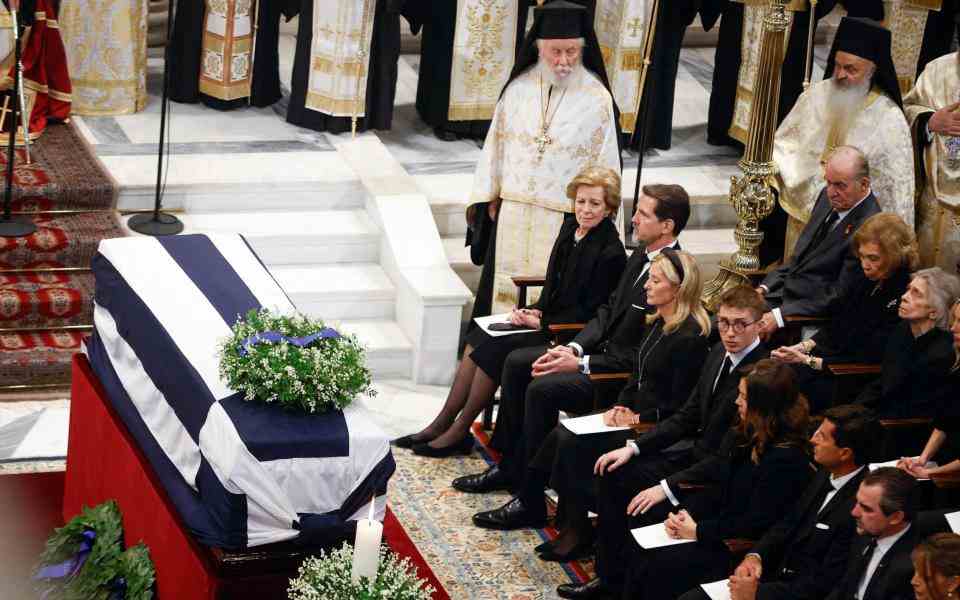 L'ancienne reine de Grèce Anne Marie, l'ancien prince héritier Pavlos, la princesse Marie-Chantal et des invités sont assis à côté du cercueil lors des funérailles de l'ancien roi de Grèce Constantin II - AFP