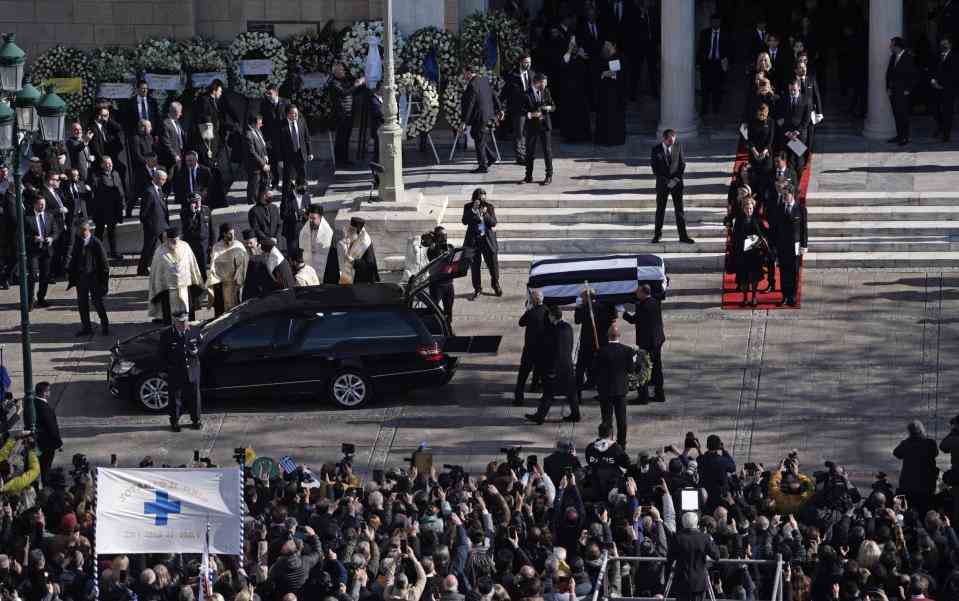 Le cercueil de l'ancien roi Constantin II de Grèce est transporté de la cathédrale Saint Eleftherios et chargé sur un corbillard après le service funèbre - Getty Images Europe