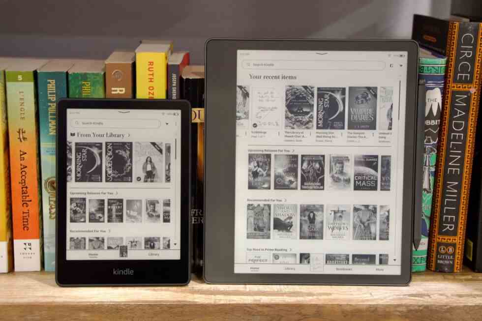 Le Kindle Scribe (à droite) à côté du Paperwhite de génération actuelle (à gauche).