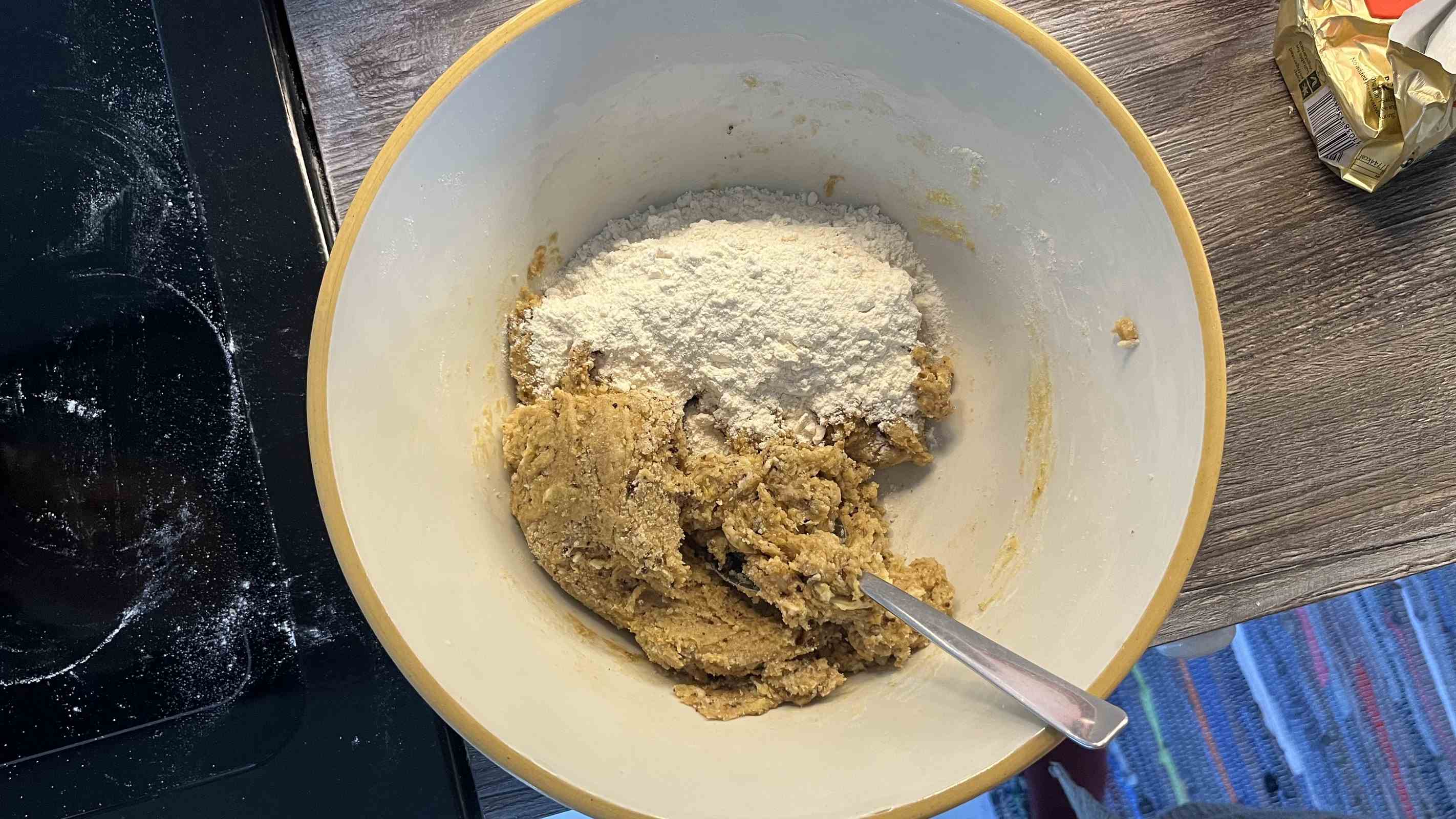 mélanger la farine dans la pâte à biscuits