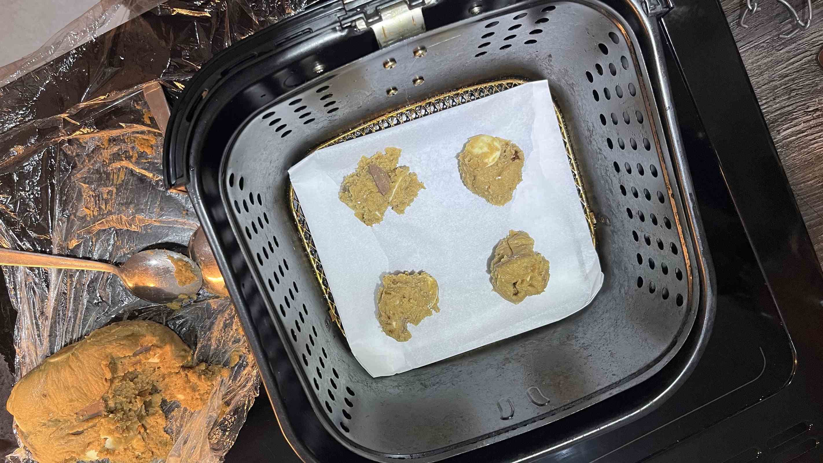 pâte à biscuits dans le panier de la friteuse à air
