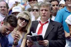 Le développeur Donald Trump et sa fiancée Marla Maples assistent au deuxième tour du tournoi de tennis USOpen le 28 août 1991.