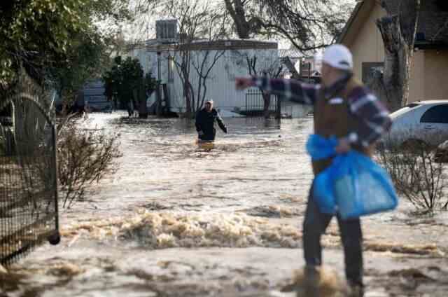 Les résidents se sont précipités pour récupérer leurs effets personnels alors que les eaux de crue montaient à Merced, en Californie, le 10 janvier 2023.