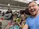 Danielle Cody et Jesse Cody avec leurs deux enfants lors de leur vol de retour au Canada.