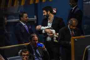 Alors que Jacinda Ardern, Premier ministre de la Nouvelle-Zélande prononce un discours aux Nations Unies, sa partenaire Clarke Gayford tient leur bébé Neve lors de l'Assemblée générale des Nations Unies le 27 septembre 2018 à New York.