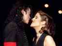 Michael Jackson et Lisa Marie Presley se regardent dans les yeux lors de la 11e cérémonie annuelle des MTV Video Music Awards à New York, le 8 septembre 1994.