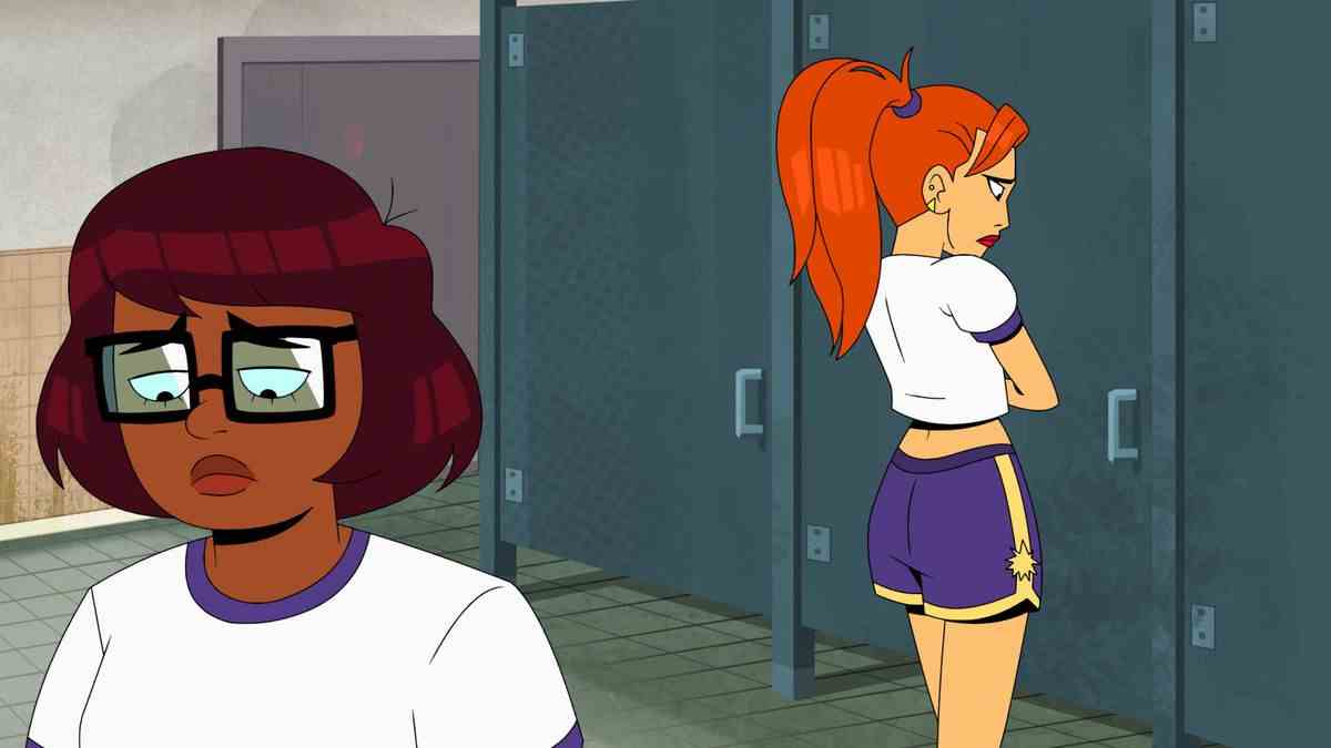 Velma (exprimée par Mindy Kaling) au premier plan, l'air triste, le dos tourné à Daphné (exprimée par Constance Wu) en arrière-plan, qui est détournée mais a aussi l'air triste