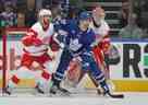 L'attaquant des Maple Leafs Pierre Engvall se gare devant le filet des Red Wings au Scotiabank Arena le 7 janvier.