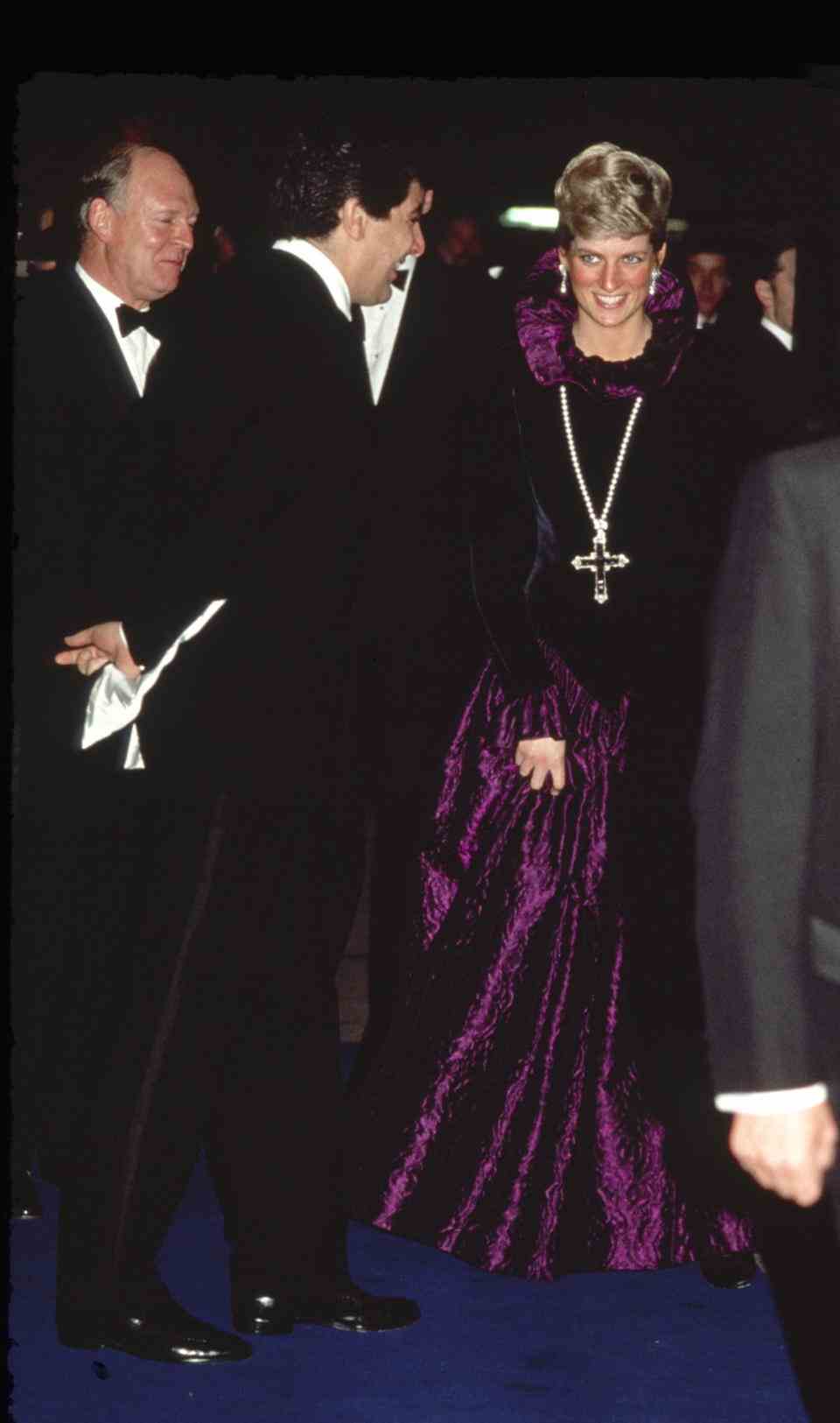Diana, princesse de Galles, arrivant à un gala de charité portant le collier croix en 1987. (Getty Images)