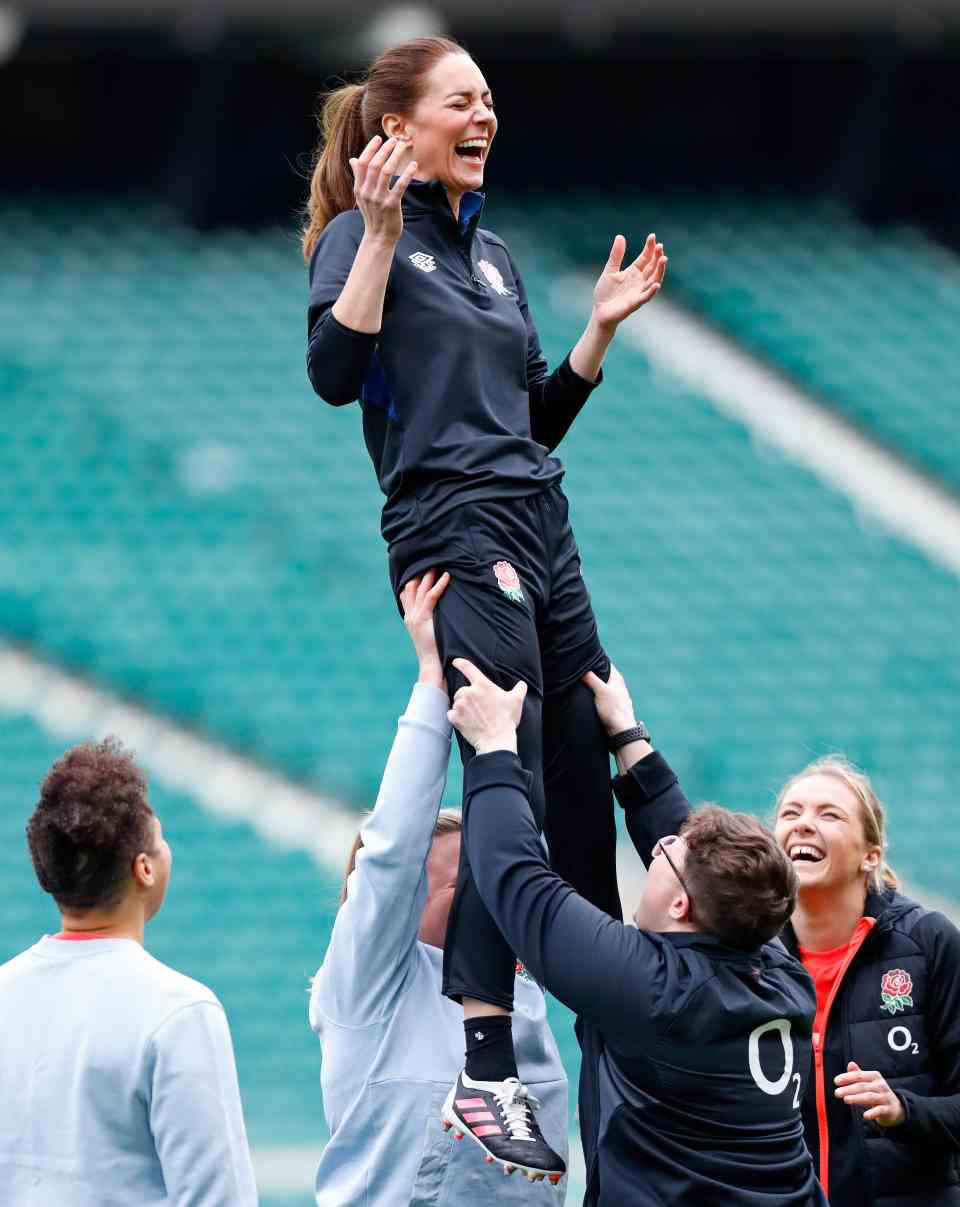Kate, princesse de Galles, participe à un exercice d'alignement lors d'une séance d'entraînement de rugby en Angleterre, après être devenue patronne de la Rugby Football Union au stade de Twickenham le 2 février 2022 à Londres, en Angleterre.  (Photo de Max Mumby/Indigo/Getty Images)