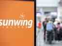 Les voyageurs font la queue au comptoir d'enregistrement de Sunwing Airlines à l'aéroport Trudeau de Montréal le mercredi 20 avril 2022. 
