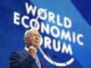 Klaus Schwab, président et fondateur du Forum économique mondial, prononce son discours d'ouverture du forum à Davos, en Suisse, le 23 mai 2022.