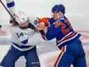 Les Oilers d'Edmonton Klim Kostin (21 ans) se battent avec Tampa Bay Lightning Pat Maroon (14 ans) lors de la deuxième période de la LNH le jeudi 19 janvier 2023 à Edmonton.  Greg Southam-Postmedia