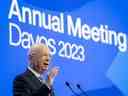 Le fondateur du Forum économique mondial, Klaus Schwab, prononce un discours lors d'une session de la réunion annuelle du Forum économique mondial (WEF) à Davos le 17 janvier 2023. (Photo de Fabrice COFFRINI / AFP) 